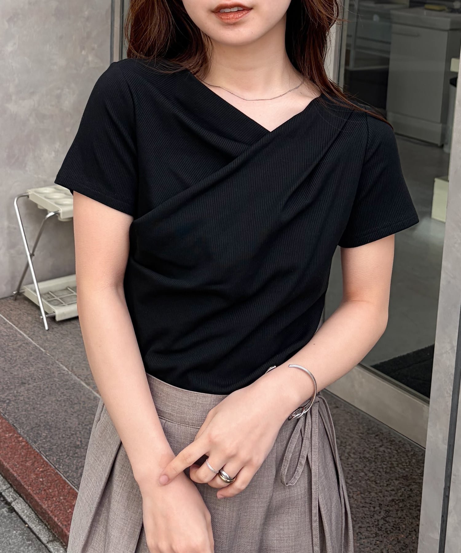 【ラナン/Ranan】のRanan/RANAN/ドレープリブTシャツ インテリア・キッズ・メンズ・レディースファッション・服の通販 founy(ファウニー) 　ファッション　Fashion　レディースファッション　Fashion for Women　トップス・カットソー　Cut & Sew Tops　シャツ・ブラウス・オフィスカジュアル　Elegant Blouses & Button-Ups　ロングTシャツ・Tシャツ　Longline T-Shirts & Tees　シンプル　Simple, Minimal　タイトスカート　Pencil Skirt, Tight Skirt　デコルテ　Décolleté, Neckline　トレンド　Trend, Trending Now　ドレープ　Drape, Draping Fabric　フィット　Fit, Slim Fit　フェミニン　Feminine, Girly　ベーシック　Basic, Essential　ポケット　Pocket, Pocket Detail　半袖　Short Sleeve, Half Sleeve　夏　Summer　エレガント 上品　Elegant　ブラック|ID: prp329100004992935 ipo3291000000037394489