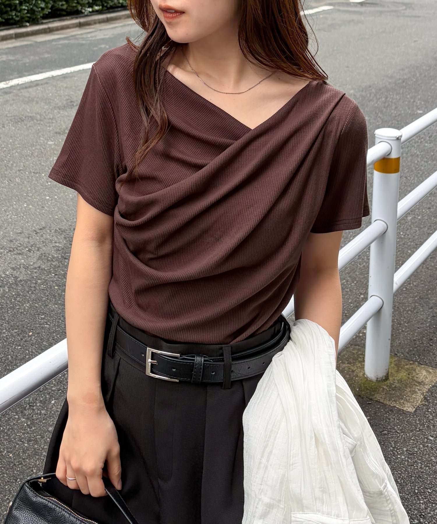 【ラナン/Ranan】のRanan/RANAN/ドレープリブTシャツ インテリア・キッズ・メンズ・レディースファッション・服の通販 founy(ファウニー) 　ファッション　Fashion　レディースファッション　Fashion for Women　トップス・カットソー　Cut & Sew Tops　シャツ・ブラウス・オフィスカジュアル　Elegant Blouses & Button-Ups　ロングTシャツ・Tシャツ　Longline T-Shirts & Tees　シンプル　Simple, Minimal　タイトスカート　Pencil Skirt, Tight Skirt　デコルテ　Décolleté, Neckline　トレンド　Trend, Trending Now　ドレープ　Drape, Draping Fabric　フィット　Fit, Slim Fit　フェミニン　Feminine, Girly　ベーシック　Basic, Essential　ポケット　Pocket, Pocket Detail　半袖　Short Sleeve, Half Sleeve　夏　Summer　エレガント 上品　Elegant　ダークブラウン|ID: prp329100004992935 ipo3291000000037394491