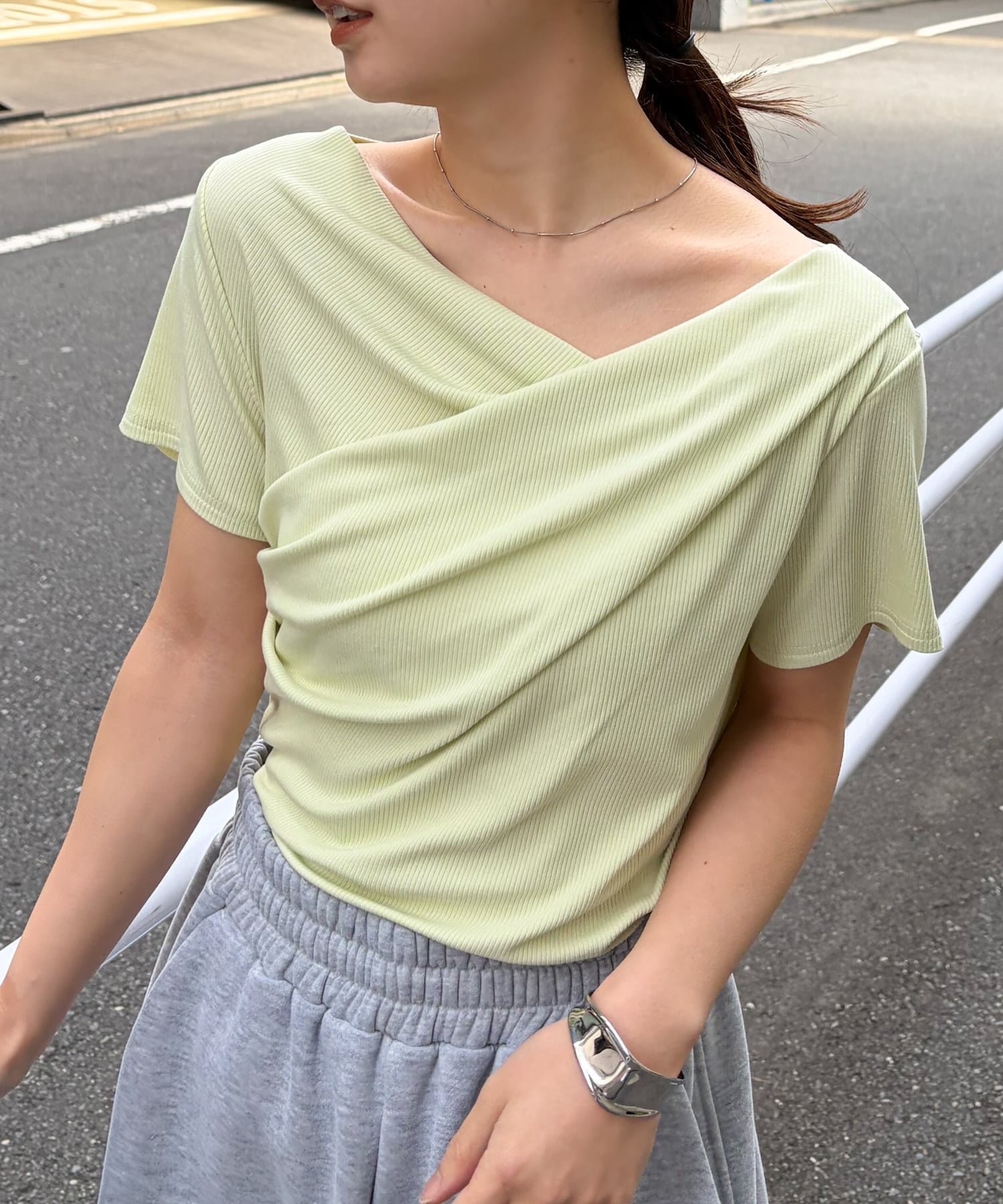 【ラナン/Ranan】のRanan/RANAN/ドレープリブTシャツ インテリア・キッズ・メンズ・レディースファッション・服の通販 founy(ファウニー) 　ファッション　Fashion　レディースファッション　Fashion for Women　トップス・カットソー　Cut & Sew Tops　シャツ・ブラウス・オフィスカジュアル　Elegant Blouses & Button-Ups　ロングTシャツ・Tシャツ　Longline T-Shirts & Tees　シンプル　Simple, Minimal　タイトスカート　Pencil Skirt, Tight Skirt　デコルテ　Décolleté, Neckline　トレンド　Trend, Trending Now　ドレープ　Drape, Draping Fabric　フィット　Fit, Slim Fit　フェミニン　Feminine, Girly　ベーシック　Basic, Essential　ポケット　Pocket, Pocket Detail　半袖　Short Sleeve, Half Sleeve　夏　Summer　エレガント 上品　Elegant　ライム|ID: prp329100004992935 ipo3291000000037394492