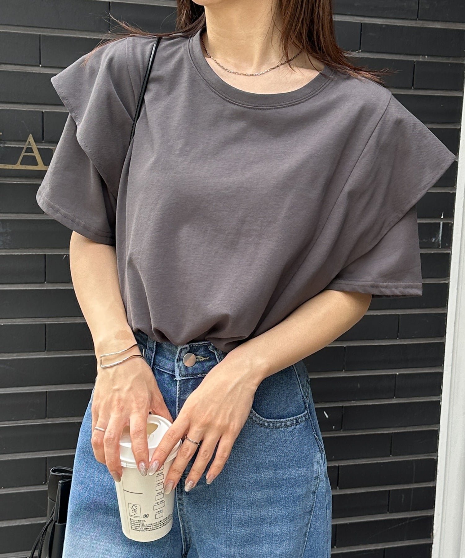 【ラナン/Ranan】のRanan/ラッフルショルダーTシャツ インテリア・キッズ・メンズ・レディースファッション・服の通販 founy(ファウニー) 　ファッション　Fashion　レディースファッション　Fashion for Women　トップス・カットソー　Cut & Sew Tops　シャツ・ブラウス・オフィスカジュアル　Elegant Blouses & Button-Ups　ロングTシャツ・Tシャツ　Longline T-Shirts & Tees　カットソー　Cut and Sewn Top　スタイリッシュ　Stylish, Fashionable　スラックス　Slacks, Dress Pants　デニム　Denim, Jeans Material　トレンド　Trend, Trending Now　フレア　Flare, Flared　ベーシック　Basic, Essential　ボトム　Bottoms, Lower Wear　ポケット　Pocket, Pocket Detail　ワンポイント　One Point, Statement Accent　再入荷　Restock / Back in Stock　おすすめ　Recommended / Our Picks　夏　Summer　チャコール|ID: prp329100004993096 ipo3291000000037395905