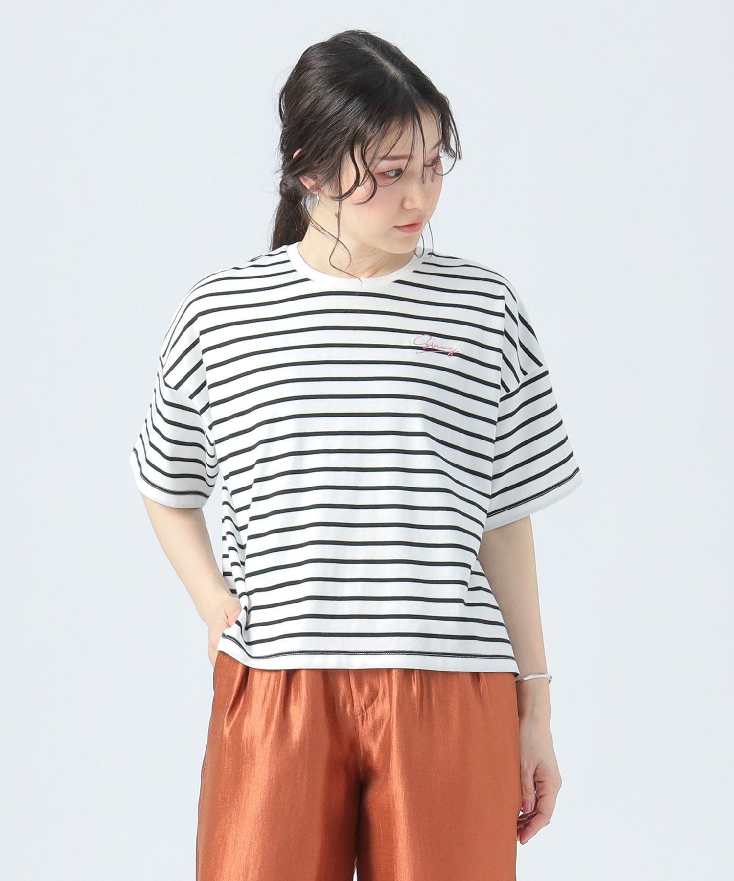 【ビームス ウイメン/BEAMS】のボックスタック スモール ロゴ Tシャツ インテリア・キッズ・メンズ・レディースファッション・服の通販 founy(ファウニー) 　ファッション　Fashion　レディースファッション　Fashion for Women　トップス・カットソー　Cut & Sew Tops　シャツ・ブラウス・オフィスカジュアル　Elegant Blouses & Button-Ups　ロングTシャツ・Tシャツ　Longline T-Shirts & Tees　おすすめ　Recommended / Our Picks　アウトドア　Outdoor Clothing　ショート　Short, Short Length　シンプル　Simple, Minimal　スラックス　Slacks, Dress Pants　デニム　Denim, Jeans Material　フロント　Front, Front Design　ベーシック　Basic, Essential　ボックス　Boxy, Box Shape　ボーダー　Border, Stripe　リラックス　Relax, Relaxed Fit　ワイド　Wide, Wide Fit　ワンポイント　One Point, Statement Accent　無地　Plain, Solid Color　OFF×BLACK|ID: prp329100004993099 ipo3291000000037395928