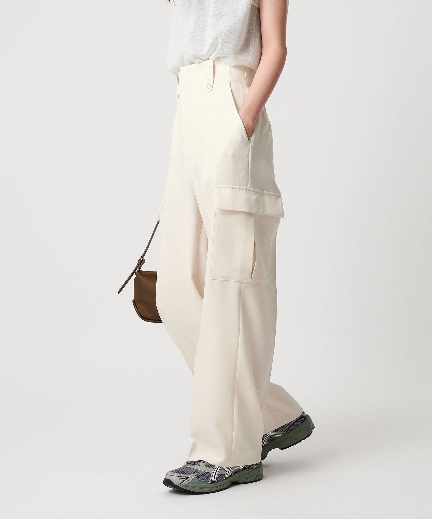 【ユナイテッドアローズ/UNITED ARROWS】のポリエステル カーゴスラックス ワイドパンツ 防シワ インテリア・キッズ・メンズ・レディースファッション・服の通販 founy(ファウニー) 　ファッション　Fashion　レディースファッション　Fashion for Women　パンツ　Pants & Trousers　カーゴパンツ　Cargo Pants, Utility Pants　スウェット / スエット　Sweatshirt, Sweatwear　センター　Center, Center Line　フィット　Fit, Slim Fit　リブニット　Rib Knit, Ribbed Knit　ループ　Loop, Loop Knit　ワイド　Wide, Wide Fit　アウトレット　Outlet / Clearance　エレガント 上品　Elegant　OFF WHITE|ID: prp329100004993112 ipo3291000000037396094