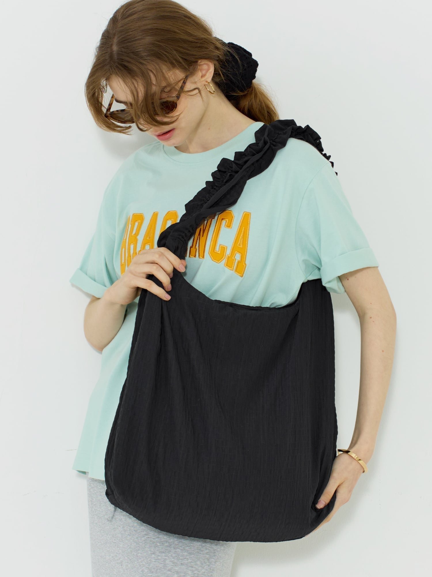 【コカ/COCA】の【再入荷】フリルトートバッグ インテリア・キッズ・メンズ・レディースファッション・服の通販 founy(ファウニー) 　ファッション　Fashion　レディースファッション　Fashion for Women　バッグ　Bags　春　Spring　軽量　Lightweight, Ultra Light　シンプル　Simple, Minimal　バランス　Balance, Style Balance　フリル　Frill, Ruffle　ポケット　Pocket, Pocket Detail　マグネット　Magnet, Magnetic Closure　無地　Plain, Solid Color　再入荷　Restock / Back in Stock　夏　Summer　ビジネス 仕事 通勤　Business / Work / Commuting　2026年　2026　2026春夏・S/S　Spring/Summer 2026 SS26　Black|ID: prp329100004993311 ipo3291000000037397629