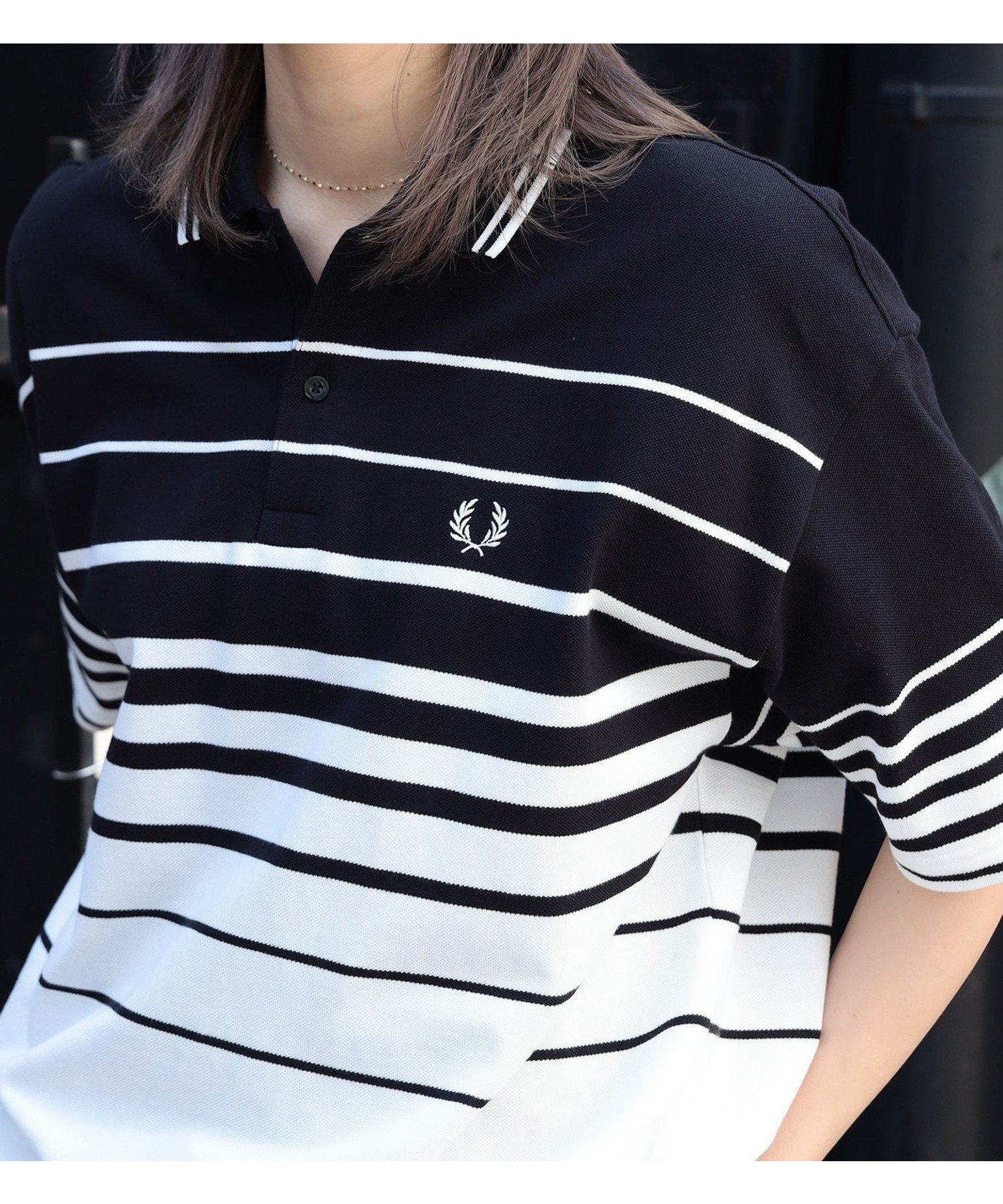 【ビームス ウイメン/BEAMS】の【別注】FRED PERRY / リラックス ストライプ ピケ ポロシャツ インテリア・キッズ・メンズ・レディースファッション・服の通販 founy(ファウニー) 　ファッション　Fashion　レディースファッション　Fashion for Women　トップス・カットソー　Cut & Sew Tops　シャツ・ブラウス・オフィスカジュアル　Elegant Blouses & Button-Ups　ポロシャツ・きれいめカジュアル　Smart-Casual Polo Tops　ストライプ　Stripe, Striped Pattern　トレンド　Trend, Trending Now　フィット　Fit, Slim Fit　ベスト　Vest, Waistcoat　ポロシャツ　Polo Shirt, Collared Tee　リラックス　Relax, Relaxed Fit　ロンドン　London Style, British Inspired　エレガント 上品　Elegant　別注　Limited Edition, Custom Order　鹿の子　Piqué, Kanoko Fabric　BLACK/SNOW_WHITE|ID: prp329100004993494 ipo3291000000037399362
