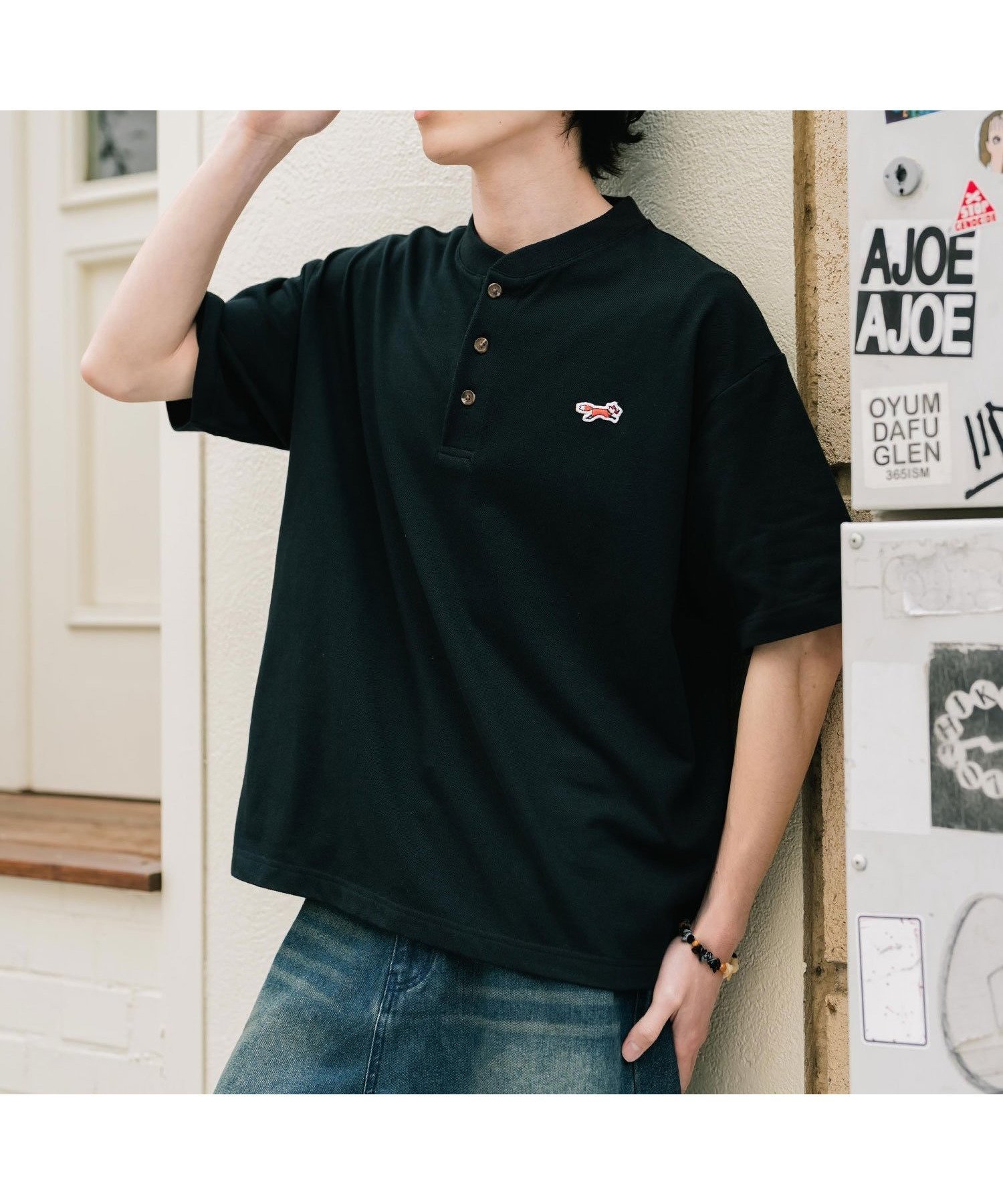 【ロッキーモンロー/Rocky Monroe】のPENNEYS 別注コラボ FOXワッペン鹿の子ヘンリーネック半袖Tシャツ インテリア・キッズ・メンズ・レディースファッション・服の通販 founy(ファウニー) 　ファッション　Fashion　レディースファッション　Fashion for Women　トップス・カットソー　Cut & Sew Tops　シャツ・ブラウス・オフィスカジュアル　Elegant Blouses & Button-Ups　ロングTシャツ・Tシャツ　Longline T-Shirts & Tees　アウトドア　Outdoor Clothing　インナー　Innerwear　カットソー　Cut and Sewn Top　コラボ　Collaboration, Collab　鹿の子　Piqué, Kanoko Fabric　ショルダー　Shoulder, Shoulder Strap　シンプル　Simple, Minimal　デニム　Denim, Jeans Material　トレンド　Trend, Trending Now　ドロップ　Drop Shoulder, Dropped Style　バランス　Balance, Style Balance　別注　Limited Edition, Custom Order　半袖　Short Sleeve, Half Sleeve　メンズ　Men's, Menswear　リラックス　Relax, Relaxed Fit　ワイド　Wide, Wide Fit　ワンポイント　One Point, Statement Accent　再入荷　Restock / Back in Stock　おすすめ　Recommended / Our Picks　エレガント 上品　Elegant　ブラック|ID: prp329100004993512 ipo3291000000037399479