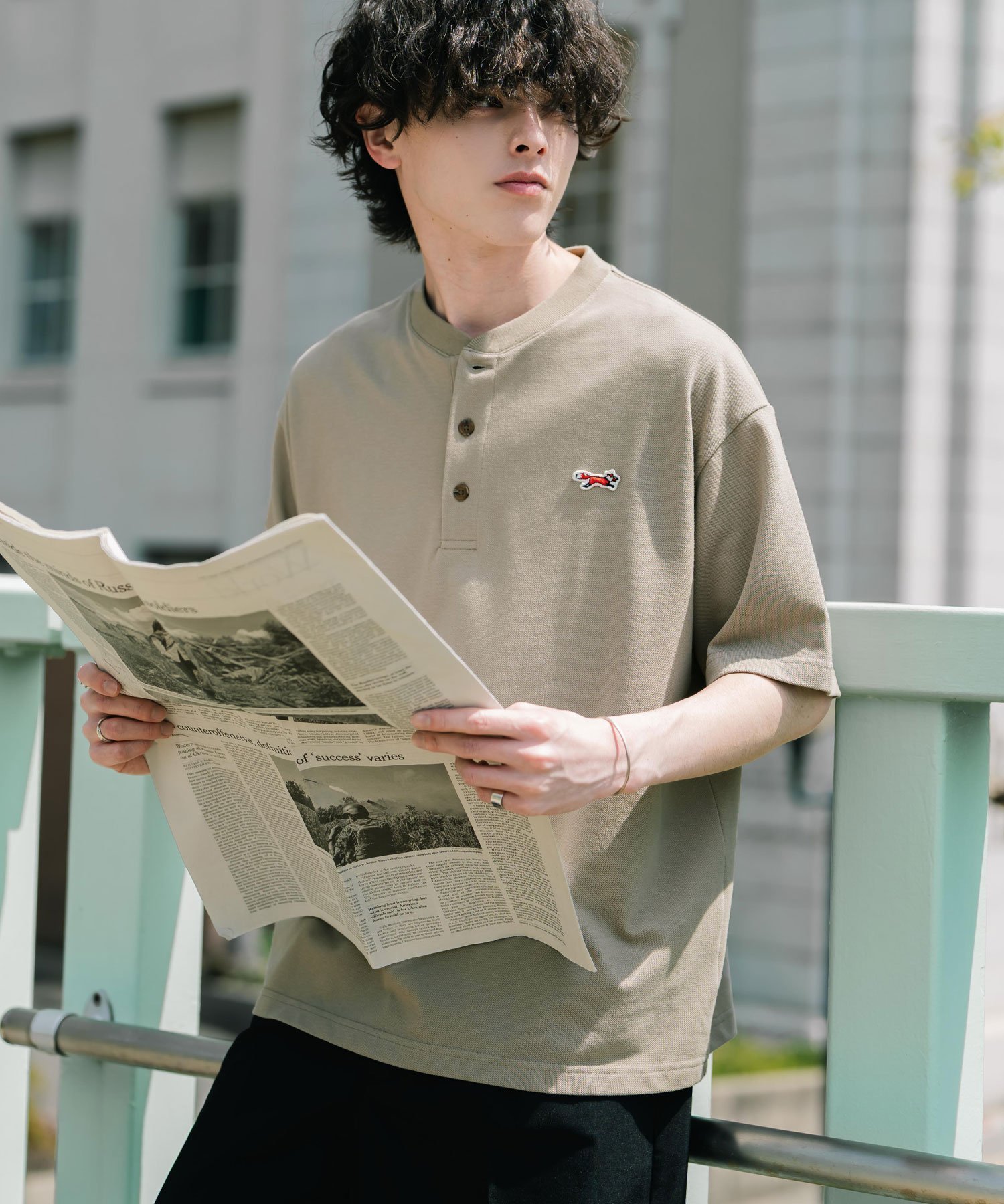 【ロッキーモンロー/Rocky Monroe】のPENNEYS 別注コラボ FOXワッペン鹿の子ヘンリーネック半袖Tシャツ インテリア・キッズ・メンズ・レディースファッション・服の通販 founy(ファウニー) 　ファッション　Fashion　レディースファッション　Fashion for Women　トップス・カットソー　Cut & Sew Tops　シャツ・ブラウス・オフィスカジュアル　Elegant Blouses & Button-Ups　ロングTシャツ・Tシャツ　Longline T-Shirts & Tees　アウトドア　Outdoor Clothing　インナー　Innerwear　カットソー　Cut and Sewn Top　コラボ　Collaboration, Collab　鹿の子　Piqué, Kanoko Fabric　ショルダー　Shoulder, Shoulder Strap　シンプル　Simple, Minimal　デニム　Denim, Jeans Material　トレンド　Trend, Trending Now　ドロップ　Drop Shoulder, Dropped Style　バランス　Balance, Style Balance　別注　Limited Edition, Custom Order　半袖　Short Sleeve, Half Sleeve　メンズ　Men's, Menswear　リラックス　Relax, Relaxed Fit　ワイド　Wide, Wide Fit　ワンポイント　One Point, Statement Accent　再入荷　Restock / Back in Stock　おすすめ　Recommended / Our Picks　エレガント 上品　Elegant　ベージュ|ID: prp329100004993512 ipo3291000000037399480