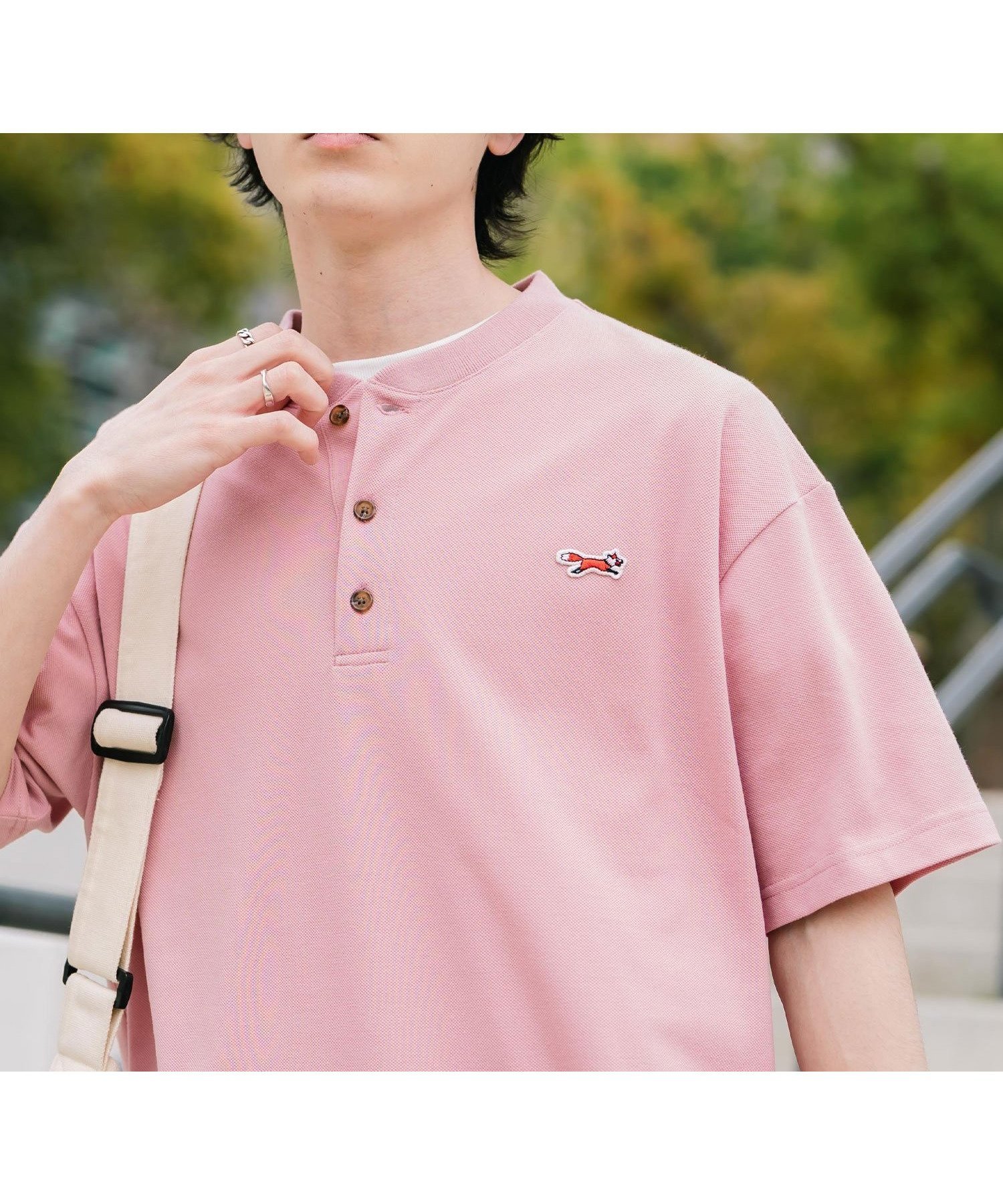 【ロッキーモンロー/Rocky Monroe】のPENNEYS 別注コラボ FOXワッペン鹿の子ヘンリーネック半袖Tシャツ インテリア・キッズ・メンズ・レディースファッション・服の通販 founy(ファウニー) 　ファッション　Fashion　レディースファッション　Fashion for Women　トップス・カットソー　Cut & Sew Tops　シャツ・ブラウス・オフィスカジュアル　Elegant Blouses & Button-Ups　ロングTシャツ・Tシャツ　Longline T-Shirts & Tees　アウトドア　Outdoor Clothing　インナー　Innerwear　カットソー　Cut and Sewn Top　コラボ　Collaboration, Collab　鹿の子　Piqué, Kanoko Fabric　ショルダー　Shoulder, Shoulder Strap　シンプル　Simple, Minimal　デニム　Denim, Jeans Material　トレンド　Trend, Trending Now　ドロップ　Drop Shoulder, Dropped Style　バランス　Balance, Style Balance　別注　Limited Edition, Custom Order　半袖　Short Sleeve, Half Sleeve　メンズ　Men's, Menswear　リラックス　Relax, Relaxed Fit　ワイド　Wide, Wide Fit　ワンポイント　One Point, Statement Accent　再入荷　Restock / Back in Stock　おすすめ　Recommended / Our Picks　エレガント 上品　Elegant　ピンク|ID: prp329100004993512 ipo3291000000037399482