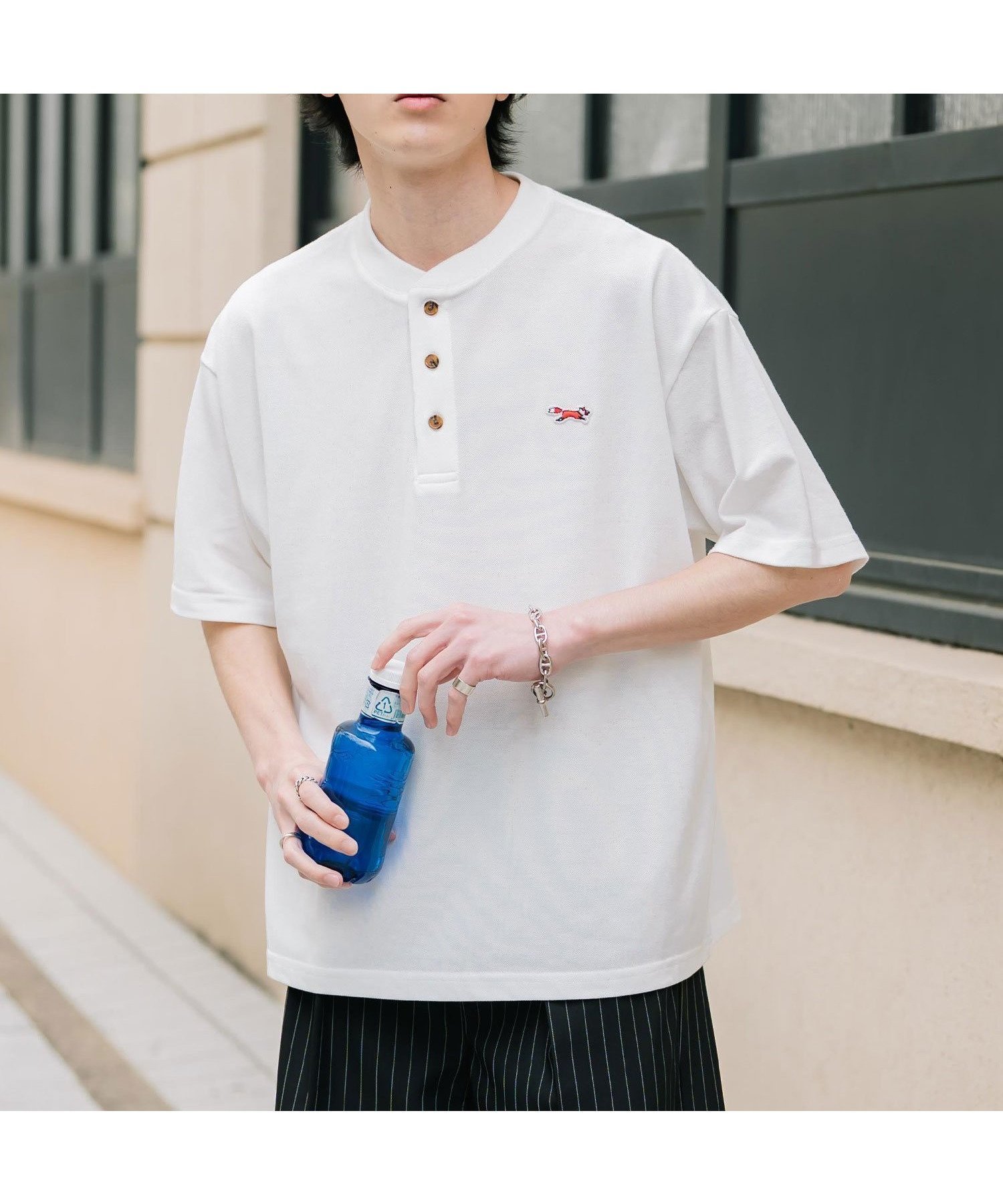 【ロッキーモンロー/Rocky Monroe】のPENNEYS 別注コラボ FOXワッペン鹿の子ヘンリーネック半袖Tシャツ インテリア・キッズ・メンズ・レディースファッション・服の通販 founy(ファウニー) 　ファッション　Fashion　レディースファッション　Fashion for Women　トップス・カットソー　Cut & Sew Tops　シャツ・ブラウス・オフィスカジュアル　Elegant Blouses & Button-Ups　ロングTシャツ・Tシャツ　Longline T-Shirts & Tees　アウトドア　Outdoor Clothing　インナー　Innerwear　カットソー　Cut and Sewn Top　コラボ　Collaboration, Collab　鹿の子　Piqué, Kanoko Fabric　ショルダー　Shoulder, Shoulder Strap　シンプル　Simple, Minimal　デニム　Denim, Jeans Material　トレンド　Trend, Trending Now　ドロップ　Drop Shoulder, Dropped Style　バランス　Balance, Style Balance　別注　Limited Edition, Custom Order　半袖　Short Sleeve, Half Sleeve　メンズ　Men's, Menswear　リラックス　Relax, Relaxed Fit　ワイド　Wide, Wide Fit　ワンポイント　One Point, Statement Accent　再入荷　Restock / Back in Stock　おすすめ　Recommended / Our Picks　エレガント 上品　Elegant　ホワイト|ID: prp329100004993512 ipo3291000000037399483