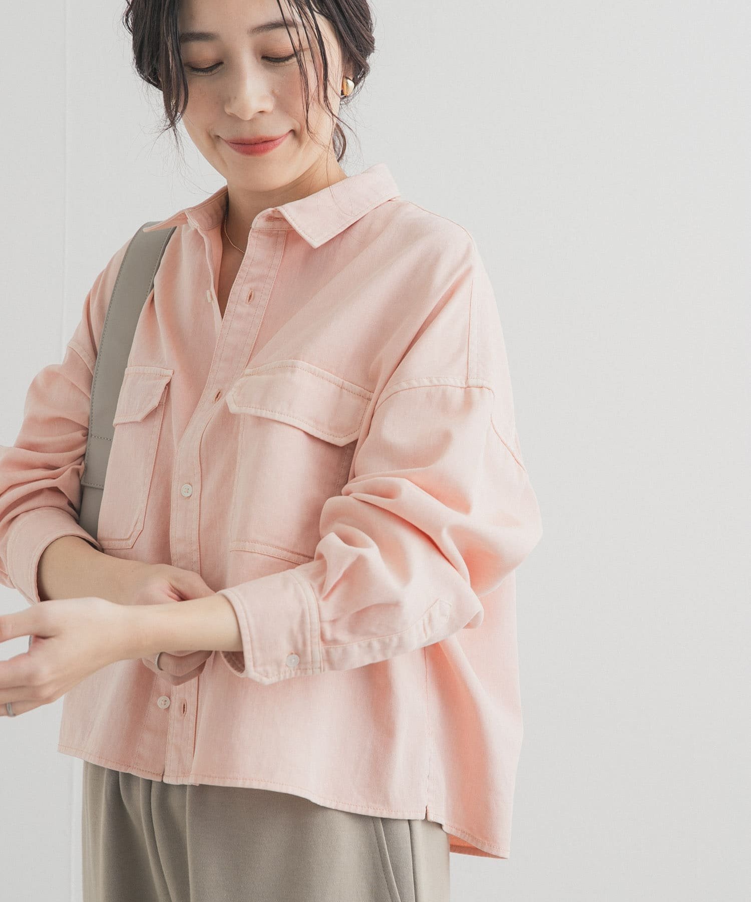 【アーバンリサーチ ドアーズ/URBAN RESEARCH DOORS】のデニムショート丈シャツ インテリア・キッズ・メンズ・レディースファッション・服の通販 founy(ファウニー) 　ファッション　Fashion　レディースファッション　Fashion for Women　トップス・カットソー　Cut & Sew Tops　シャツ・ブラウス・オフィスカジュアル　Elegant Blouses & Button-Ups　2026年　2026　2026春夏・S/S　Spring/Summer 2026 SS26　インディゴ　Indigo Denim　ショート　Short, Short Length　デニム　Denim, Jeans Material　トレンド　Trend, Trending Now　フロント　Front, Front Design　ポケット　Pocket, Pocket Detail　ロング　Long, Long-Length　ワイド　Wide, Wide Fit　ワーク　Workwear, Utility Style　夏　Summer　定番　Standard, Basic Item　S/S・春夏　SS, Spring/Summer, Warm Season　ピンク|ID: prp329100004993567 ipo3291000000037400134