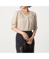【ユナイテッドアローズ/UNITED ARROWS】の肩タック Vネック ショートスリーブ ブラウス 大人の最旬トレンドファッション＆コーディネート founy(ファウニー) ファッション Fashion レディースファッション Fashion for Women トップス・カットソー Cut & Sew Tops シャツ・ブラウス・オフィスカジュアル Elegant Blouses & Button-Ups Vネックトップス V-Neck Tops / V-Cut Neckline Shirts インナー Innerwear カーディガン Cardigan, Knitwear ショート Short, Short Length ジャケット Jacket, Outerwear ストライプ Stripe, Striped Pattern スリーブ Sleeve, Long Sleeve / Short Sleeve ボトム Bottoms, Lower Wear アウトレット Outlet / Clearance おすすめ Recommended / Our Picks 夏 Summer エレガント 上品 Elegant ビジネス 仕事 通勤 Business / Work / Commuting |ID:prp329100004993579