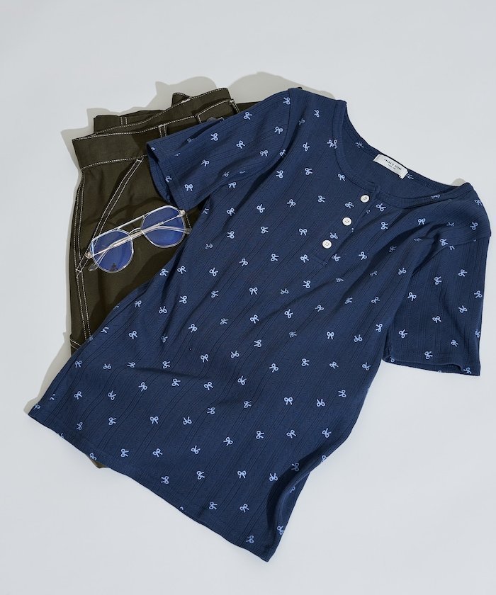 【フリークスストア/FREAK'S STORE】のリボン柄 針抜きフライス ヘンリーネックTシャツ 25AW インテリア・キッズ・メンズ・レディースファッション・服の通販 founy(ファウニー) 　ファッション　Fashion　レディースファッション　Fashion for Women　トップス・カットソー　Cut & Sew Tops　シャツ・ブラウス・オフィスカジュアル　Elegant Blouses & Button-Ups　ロングTシャツ・Tシャツ　Longline T-Shirts & Tees　2025年　2025　2025-2026秋冬・A/W　Autumn/Winter 2025–26 AW25–26　冬　Winter / This Winter　インナー　Innerwear　コンパクト　Compact, Small Size　リボン　Ribbon, Bow　A/W・秋冬　Autumn/Winter　ネイビー|ID: prp329100004993596 ipo3291000000037400359