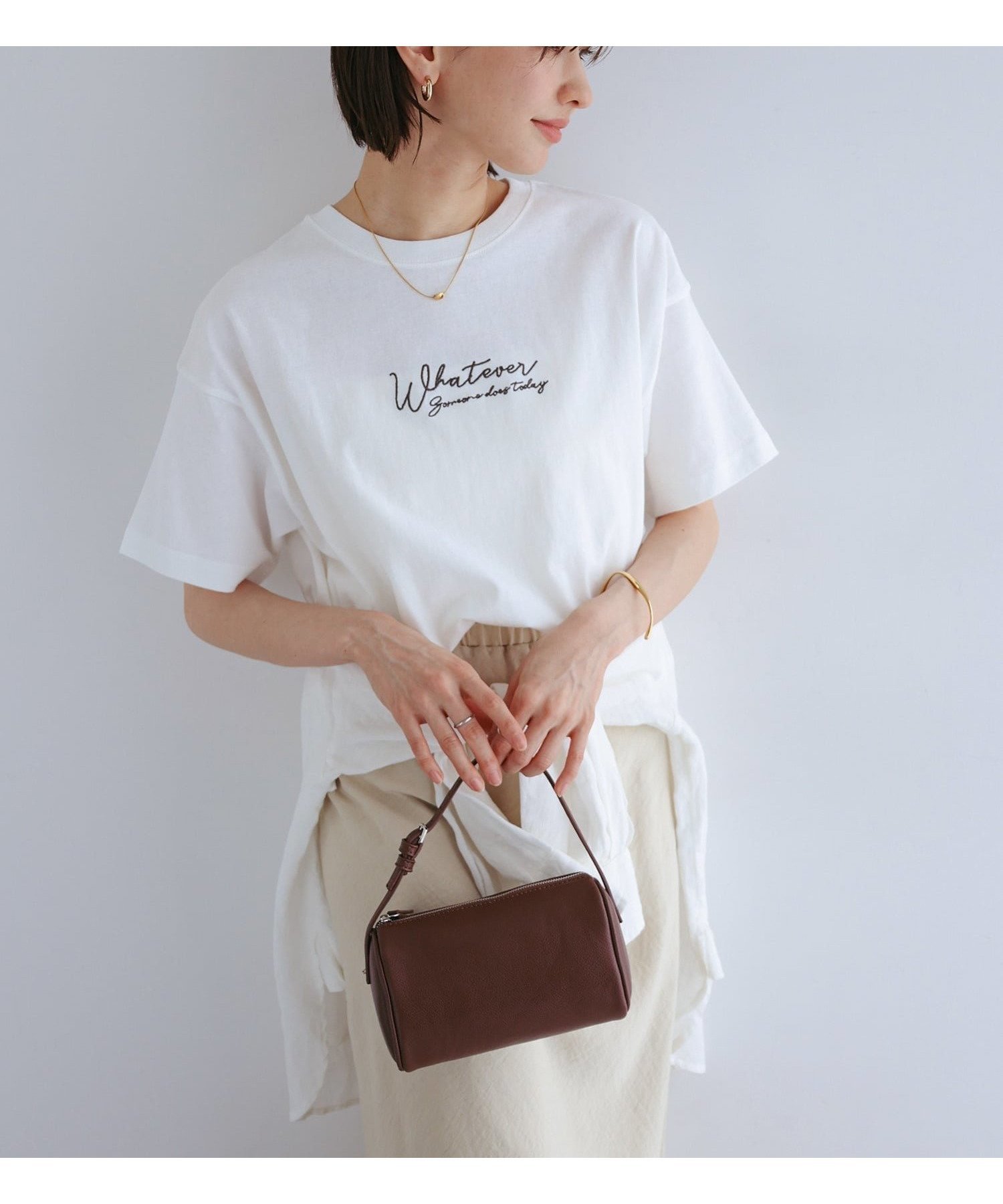 【アンドミー/andme】のコットン 天竺 ロゴ 刺繍 エンブロイダリー 半袖 Tシャツ インテリア・キッズ・メンズ・レディースファッション・服の通販 founy(ファウニー) 　ファッション　Fashion　レディースファッション　Fashion for Women　トップス・カットソー　Cut & Sew Tops　シャツ・ブラウス・オフィスカジュアル　Elegant Blouses & Button-Ups　ロングTシャツ・Tシャツ　Longline T-Shirts & Tees　エンブロイダリー　Embroidery Design　スリット　Slit, Slit Detail　人気　Popular, Best Seller　ベーシック　Basic, Essential　半袖　Short Sleeve, Half Sleeve　おすすめ　Recommended / Our Picks　オフホワイト×チャコールグレー|ID: prp329100004993598 ipo3291000000037400370