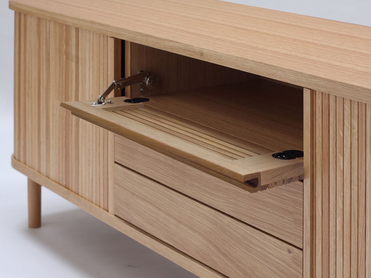 【アキ プラス/AKI+ / GOODS】のJYABARA TV-board / ジャバラ テレビボード インテリア・キッズ・メンズ・レディースファッション・服の通販 founy(ファニー) 　フラップ　Flap, Flap Pocket　モダン　Modern, Contemporary　ラウンド　Round, Round Neck　ホーム・キャンプ・アウトドア・お取り寄せ　Home Living / Home & Lifestyle / Camping Gear / Outdoor Camping　家具・インテリア　Home Furniture & Interior. Stylish & Functional Living Spaces　テレビボード・テレビ台　TV Cabinets & Consoles　テレビ台・TVボード　Tv Board　中央上部のフラップ扉は、リモコンの赤外線を通すためにルーバー仕様になっています。内側には配線孔を設け|ID: prp329100000000670 ipo3291000000036647668