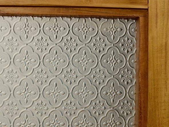 【カジャ/KAJA / GOODS】のUKKO Old Teak Kitchen Cabinet / ウッコ チーク古材 キッチンキャビネット インテリア・キッズ・メンズ・レディースファッション・服の通販 founy(ファウニー) 　ガラス　Glass, Glassware　ホーム・キャンプ・アウトドア・お取り寄せ　Home Living / Home & Lifestyle / Camping Gear / Outdoor Camping　キッチン・ダイニング　Kitchen & Dining Essentials. Stylish & Functional Tableware　キッチン収納　Kitchen Storage　キッチン収納・食器棚・レンジ台　Kitchen Cabinet　ホーム・キャンプ・アウトドア・お取り寄せ　Home Living / Home & Lifestyle / Camping Gear / Outdoor Camping　キッチン・ダイニング　Kitchen & Dining Essentials. Stylish & Functional Tableware　キッチン家電・キッチン用品　Kitchen Appliances & Tools　マグカップ・カップ&ソーサー・陶器食器　Mugs / Cups and Saucers / Ceramic Drinkware　中に収納する物を程良く目隠ししてくれるのも魅力です。|ID: prp329100000000888 ipo3291000000037070486