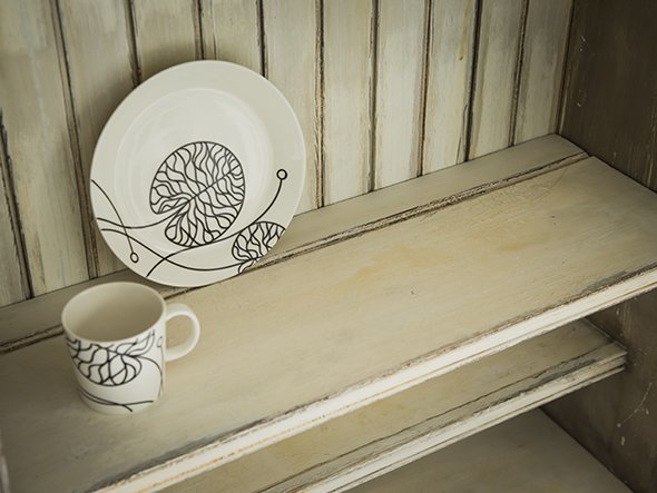 【デ モード/DE MODE / GOODS】のCUP BOARD OPEN W104 / カップボード オープンタイプ 幅104cm インテリア・キッズ・メンズ・レディースファッション・服の通販 founy(ファウニー) 　アンティーク　Antique-Inspired　ヴィンテージ　Vintage Style　ダメージ　Distressed, Destroyed　プレート　Plate, Dish　送料無料　Free Shipping　ホーム・キャンプ・アウトドア・お取り寄せ　Home Living / Home & Lifestyle / Camping Gear / Outdoor Camping　キッチン・ダイニング　Kitchen & Dining Essentials. Stylish & Functional Tableware　キッチン収納　Kitchen Storage　キッチン収納・食器棚・レンジ台　Kitchen Cabinet　ホーム・キャンプ・アウトドア・お取り寄せ　Home Living / Home & Lifestyle / Camping Gear / Outdoor Camping　キッチン・ダイニング　Kitchen & Dining Essentials. Stylish & Functional Tableware　キッチン家電・キッチン用品　Kitchen Appliances & Tools　マグカップ・カップ&ソーサー・陶器食器　Mugs / Cups and Saucers / Ceramic Drinkware　棚板にはプレートを飾りやすいよう、スリットが設けられています。|ID: prp329100000001314 ipo3291000000036980684