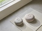 【フリッツ ハンセン/FRITZ HANSEN / GOODS】のPOUF LARGE / プフ ラージ 2サイズ展開です。左:プフ スモール(ライトグレー)、右:本商品(ベージュ)|ID:prp329100000001618
