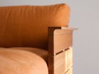 【広松木工/Hiromatsu Furniture / GOODS】のCAPO / カーポ ソファ 182 横スリットの間には真鍮をはさんでいます。木部の色合いの変化と馴染むように経年変化で輝きが鈍くなり、ヴ|ID:prp329100000001685