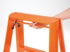 【ルカーノ/Lucano / GOODS】のStep stool 1-step / ステップスツール ワンステップ ワンタッチバーを上げるだけで、簡単に折りたたみが可能です。|ID:prp329100000002299