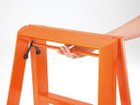 【ルカーノ/Lucano / GOODS】のStep stool 1-step / ステップスツール ワンステップ ワンタッチバーを上げるだけで、簡単に折りたたみが可能です。|ID: prp329100000002299 ipo3291000000028110791