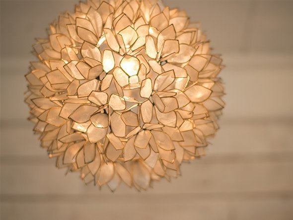 【カジャ/KAJA / GOODS】のShell Flower Lamp / シェル フラワーランプ Lサイズ(直径40cm) インテリア・キッズ・メンズ・レディースファッション・服の通販 founy(ファニー) 　フラワー　Flower　ホーム・キャンプ・アウトドア・お取り寄せ　Home,Garden,Outdoor,Camping Gear　家具・インテリア　Furniture　ライト・照明　Lighting & Light Fixtures　ペンダントライト　Pendant Light　100%天然素材のシェルを使い、手作業で一つ一つ作られています。|ID: prp329100000002376 ipo3291000000026637993