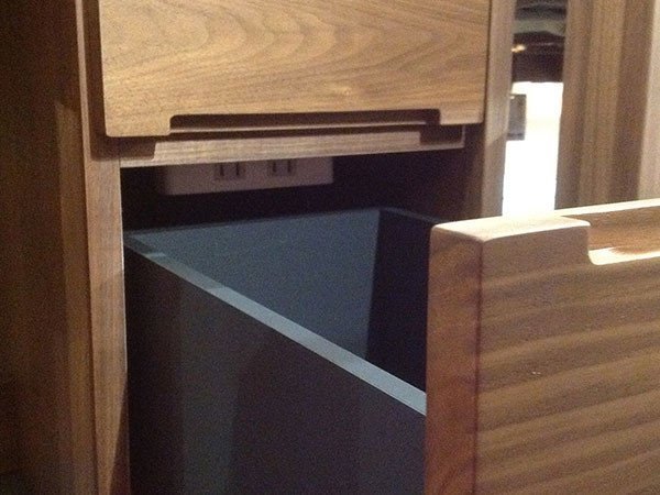 【フライミー ヴェール/FLYMEe vert / GOODS】のDresser / ドレッサー #104000 インテリア・キッズ・メンズ・レディースファッション・服の通販 founy(ファニー) 　デスク　Desk, Work Desk　ホーム・キャンプ・アウトドア・お取り寄せ　Home Living / Home & Lifestyle / Camping Gear / Outdoor Camping　家具・インテリア　Home Furniture & Interior. Stylish & Functional Living Spaces　ミラー・ドレッサー　Mirrors & Dressers　壁掛けミラー・全身鏡・スタンドミラー　Wall Mirror　ホーム・キャンプ・アウトドア・お取り寄せ　Home Living / Home & Lifestyle / Camping Gear / Outdoor Camping　家具・インテリア　Home Furniture & Interior. Stylish & Functional Living Spaces　ミラー・ドレッサー　Mirrors & Dressers　ドレッサー・ミラー付き化粧台　Vanity Table for Bedroom　引出し3段目の奥にはコンセントが付属します。|ID: prp329100000002437 ipo3291000000036803476