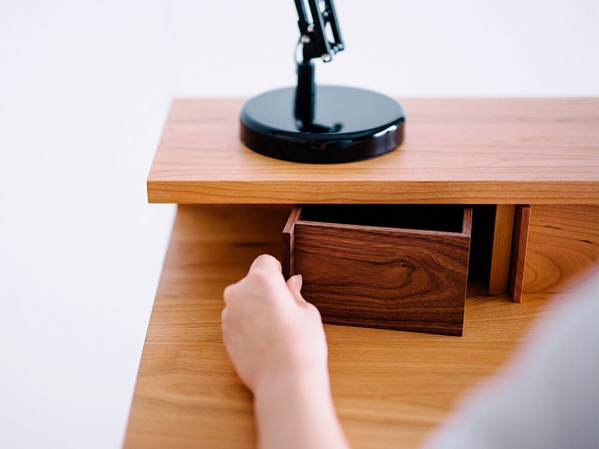 【ベンカ/BENCA / GOODS】のROSELLE Dresser desk / ローゼル ドレッサーデスク ミラー・木箱S / M付 インテリア・キッズ・メンズ・レディースファッション・服の通販 founy(ファニー) 　アクセサリー　Accessories　ウッド　Wood　ヴィンテージ　Vintage　シンプル　Simple　デスク　Desk　バランス　Balance　フレーム　Flame　ワンポイント　One Point　ホーム・キャンプ・アウトドア・お取り寄せ　Home,Garden,Outdoor,Camping Gear　家具・インテリア　Furniture　ミラー・ドレッサー　Mirror　ミラー・鏡　Mirror　ホーム・キャンプ・アウトドア・お取り寄せ　Home,Garden,Outdoor,Camping Gear　家具・インテリア　Furniture　ミラー・ドレッサー　Mirror　ドレッサー　Dresser　卓上の棚には、丁寧に木組みされた大小の木箱が収められています。|ID: prp329100000002916 ipo3291000000030225431
