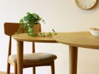 【高野木工/TAKANO MOKKOU / GOODS】のBALLOON DINING TABLE / バルーン ダイニングテーブル 天板の小口は斜めに加工され、薄くすっきりと見える作りになっています。|ID:prp329100000003466