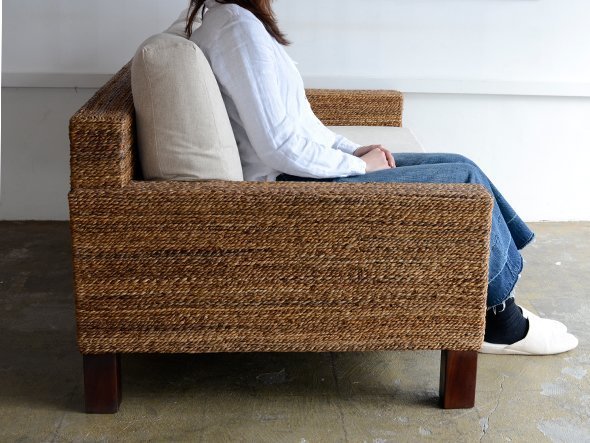 【カジャ/KAJA / GOODS】のFARGO Omi Sofa / ファーゴ オミソファ 2人掛け インテリア・キッズ・メンズ・レディースファッション・服の通販 founy(ファニー) 　フレーム　Flame　リゾート　Resort　リラックス　Relax　リーフ　Leaf　ホーム・キャンプ・アウトドア・お取り寄せ　Home,Garden,Outdoor,Camping Gear　家具・インテリア　Furniture　ソファー　Sofa　見た目にもリラックス感のあるシートは、高さを抑えたゆったりとした座り心地。|ID: prp329100000003534 ipo3291000000031700515