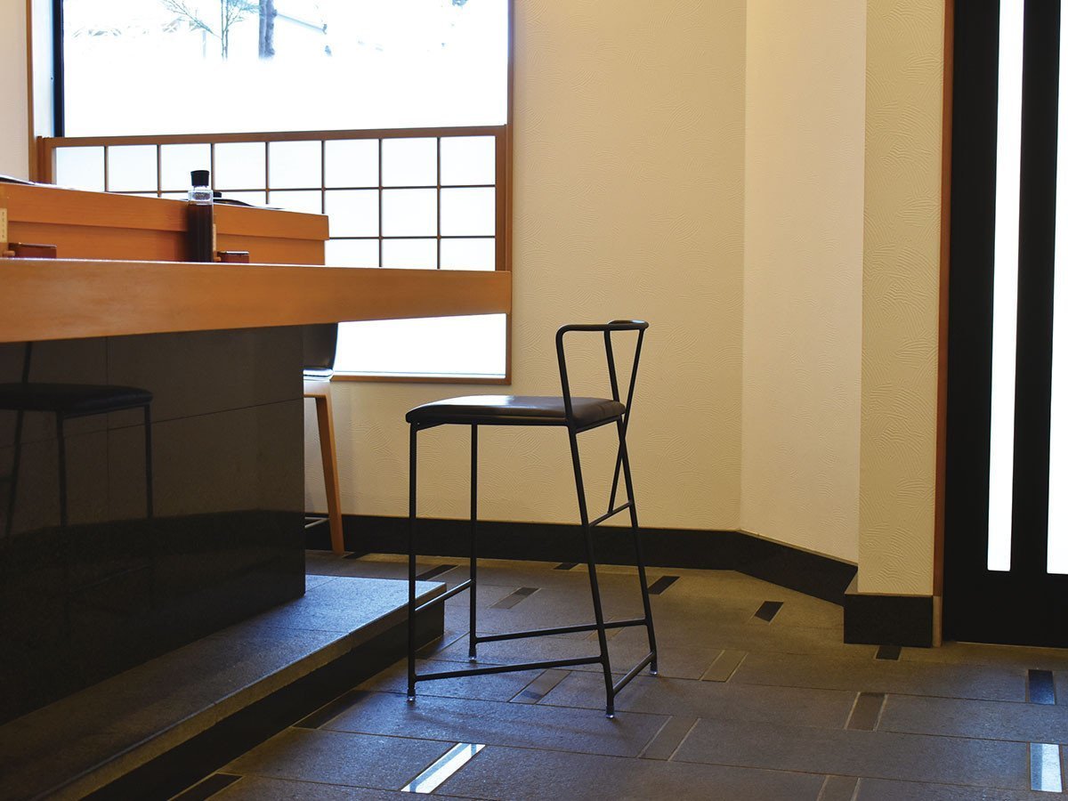 【杉山製作所/Sugiyama Seisakusho / GOODS】のCroce Counter Chair / クローチェ カウンターチェア インテリア・キッズ・メンズ・レディースファッション・服の通販 founy(ファニー) 　送料無料　Free Shipping　フレーム　Frame, Outline　ホーム・キャンプ・アウトドア・お取り寄せ　Home Living / Home & Lifestyle / Camping Gear / Outdoor Camping　家具・インテリア　Home Furniture & Interior. Stylish & Functional Living Spaces　チェア・椅子　Seating & Chairs　カウンターチェア・ハイチェア　Bar Stools / High Stools　張地:牛革 AGBL エージングレザー黒(Bランク)、フレームサンドブラック、サイズ:座面高57cm|ID: prp329100000003578 ipo3291000000034595311