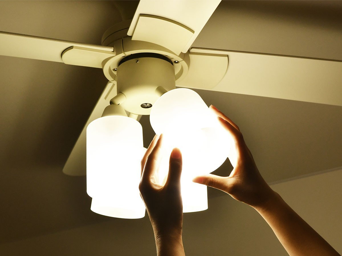 【フライミーパーラー/FLYMEe Parlor / GOODS】のCeiling Fan / シーリングファン #106046 インテリア・キッズ・メンズ・レディースファッション・服の通販 founy(ファニー) 　送料無料　Free Shipping　ガラス　Glass, Glassware　ブレード　Braid, Decorative Trim　リバーシブル　Reversible, Two-Sided　冬　Winter / This Winter　夏　Summer　ホーム・キャンプ・アウトドア・お取り寄せ　Home Living / Home & Lifestyle / Camping Gear / Outdoor Camping　家具・インテリア　Home Furniture & Interior. Stylish & Functional Living Spaces　ライト・照明　Lamps & Lighting Fixtures　シェードを支える首は角度調節が可能です。部屋全体を明るくしたいときは全体に光を拡散できるように広げて|ID: prp329100000003644 ipo3291000000030200821