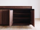 【ヒラシマ/HIRASHIMA / GOODS】のLIBERIA PLUS Side Board 168 / リベリアプラス サイドボード 168 扉内は大容量の収納スペース。扉内は中央で仕切られていて、それぞれ2枚の可動棚が付属します。|ID:prp329100000003659