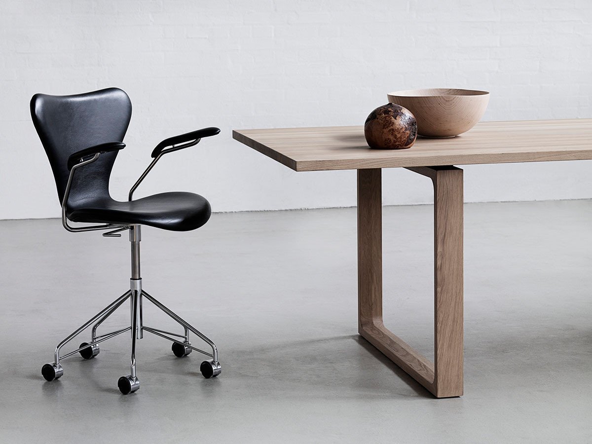 【フリッツ ハンセン/FRITZ HANSEN / GOODS】のSERIES 7 / セブンチェア フロントパディング アームチェア キャスター付き回転ベース 3217 インテリア・キッズ・メンズ・レディースファッション・服の通販 founy(ファニー) 　ウッド　Wood　キャップ　Cap　シェイプ　Shape　シルク　Silk　ファブリック　Fabric　フォルム　Form　送料無料　Free Shipping　おすすめ　Recommend　ホーム・キャンプ・アウトドア・お取り寄せ　Home,Garden,Outdoor,Camping Gear　家具・インテリア　Furniture　チェア・椅子　Chair　アームチェア　Armchair　ホーム・キャンプ・アウトドア・お取り寄せ　Home,Garden,Outdoor,Camping Gear　家具・インテリア　Furniture　チェア・椅子　Chair　オフィスチェア・デスクチェア　Office Chair/Desk Chair　参考イメージ|ID: prp329100000003695 ipo3291000000030191961