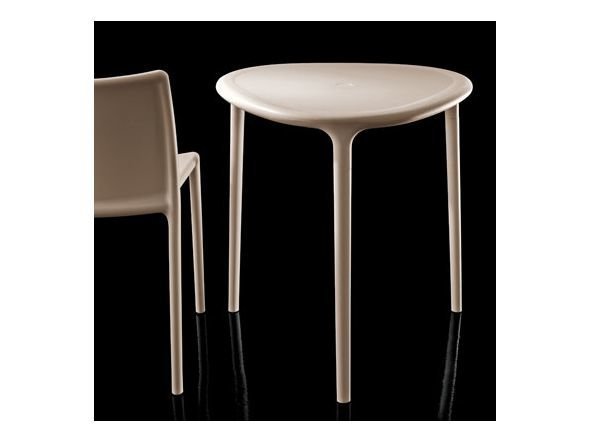 【マジス/MAGIS / GOODS】のAIR-TABLE / エア テーブル インテリア・キッズ・メンズ・レディースファッション・服の通販 founy(ファニー) 　ガーデン　Garden　コンパクト　Compact　シンプル　Simple　テーブル　Table　フォルム　Form　軽量　Lightweight　ホーム・キャンプ・アウトドア・お取り寄せ　Home,Garden,Outdoor,Camping Gear　家具・インテリア　Furniture　テーブル　Table　カフェテーブル　Cafe Table　ベージュ、天板の形状:三角形(65cm)|ID: prp329100000003757 ipo3291000000030246608
