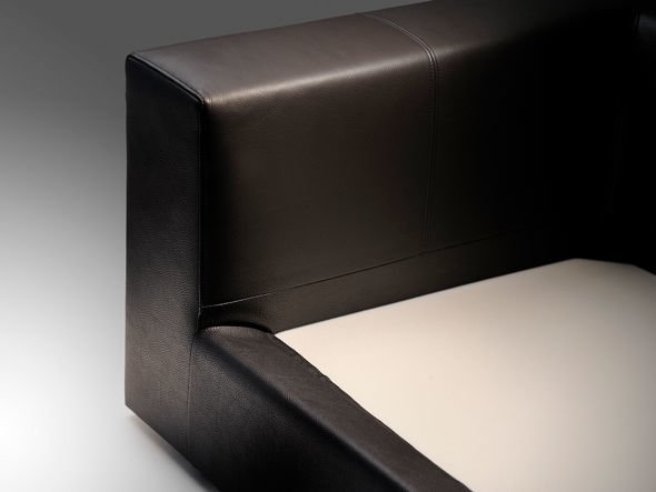 【マルイチセーリング/MARUICHI Selling / GOODS】のGIRARE2 2P SOFA / ジラーレ2 2人掛けソファ インテリア・キッズ・メンズ・レディースファッション・服の通販 founy(ファニー) 　ウッド　Wood　クッション　Cushion　シンプル　Simple　フェザー　Feather　フォルム　Form　ベーシック　Basic　モダン　Modern　ホーム・キャンプ・アウトドア・お取り寄せ　Home,Garden,Outdoor,Camping Gear　家具・インテリア　Furniture　ソファー　Sofa　座の本体ベースは土手部を設けクッションがずれないよう工夫されています。|ID: prp329100000004030 ipo3291000000030207659