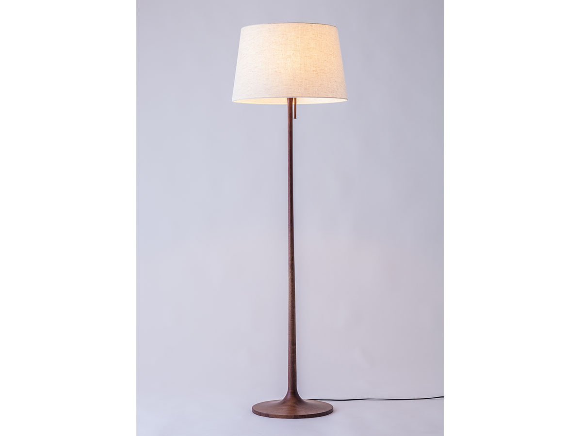 【フライミー ヴェール/FLYMEe vert / GOODS】のFloor Stand / フロアスタンド #106706 インテリア・キッズ・メンズ・レディースファッション・服の通販 founy(ファニー) 　送料無料　Free Shipping　サテン　Satin, Glossy Fabric　シンプル　Simple, Minimal　スタンド　Stand Collar, Upright Stand　ホーム・キャンプ・アウトドア・お取り寄せ　Home Living / Home & Lifestyle / Camping Gear / Outdoor Camping　家具・インテリア　Home Furniture & Interior. Stylish & Functional Living Spaces　ライト・照明　Lamps & Lighting Fixtures　フロアランプ・スタンドライト　Floor Lamp / Standing Lamp　シェード:ナチュラル、本体:ウォルナット|ID: prp329100000004105 ipo3291000000036771612