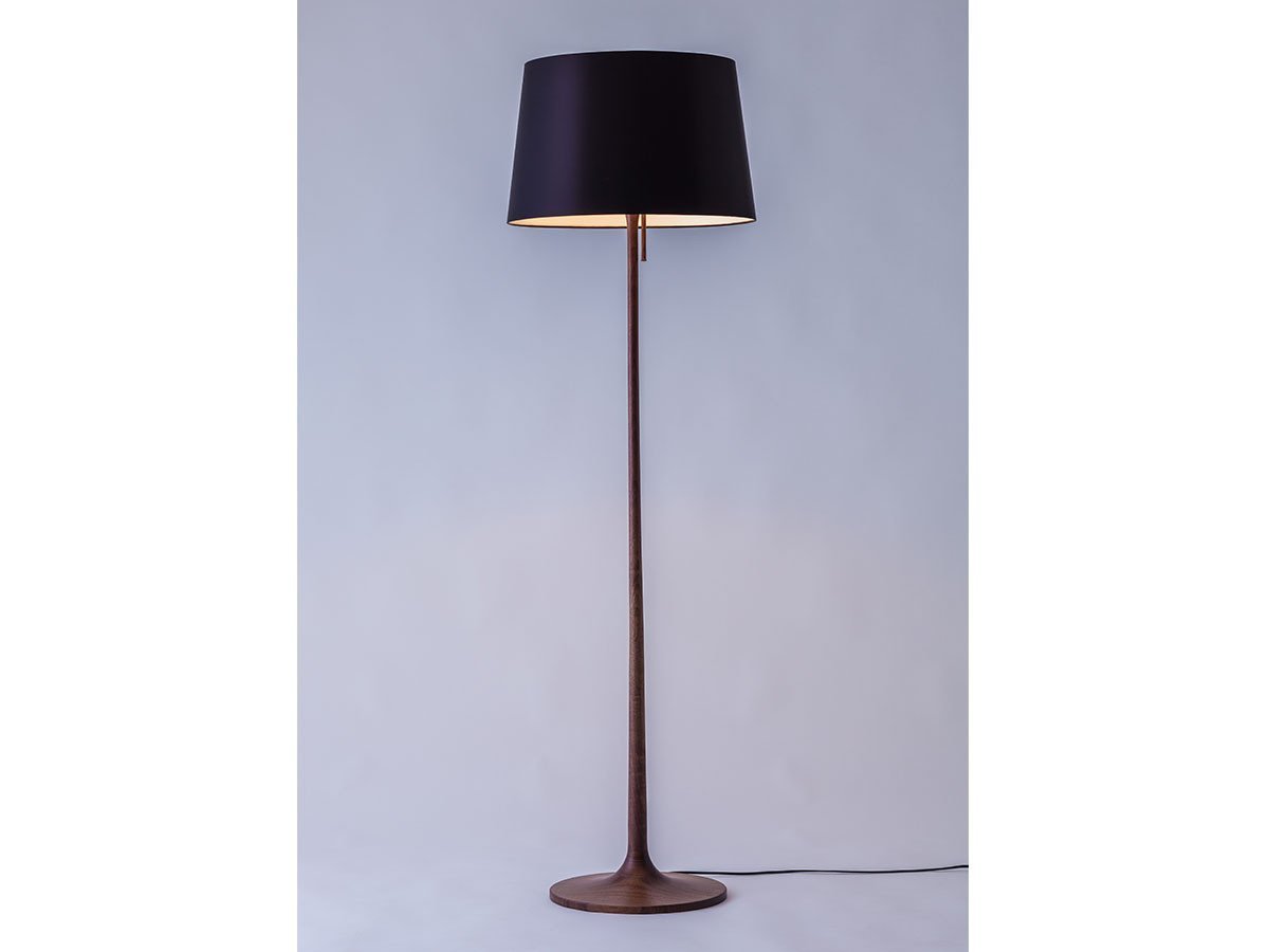 【フライミー ヴェール/FLYMEe vert / GOODS】のFloor Stand / フロアスタンド #106706 インテリア・キッズ・メンズ・レディースファッション・服の通販 founy(ファニー) 　送料無料　Free Shipping　サテン　Satin, Glossy Fabric　シンプル　Simple, Minimal　スタンド　Stand Collar, Upright Stand　ホーム・キャンプ・アウトドア・お取り寄せ　Home Living / Home & Lifestyle / Camping Gear / Outdoor Camping　家具・インテリア　Home Furniture & Interior. Stylish & Functional Living Spaces　ライト・照明　Lamps & Lighting Fixtures　フロアランプ・スタンドライト　Floor Lamp / Standing Lamp　シェード:黒、本体:ウォルナット|ID: prp329100000004105 ipo3291000000036771618