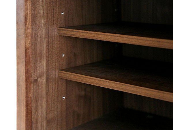 【フライミー ヴェール/FLYMEe vert / GOODS】のLOW CUPBOARD / ローカップボード #15512 インテリア・キッズ・メンズ・レディースファッション・服の通販 founy(ファニー) 　グラス　Glass　シンプル　Simple　プレート　Plate　ミドル　Middle　エレガント 上品　Elegant　ホーム・キャンプ・アウトドア・お取り寄せ　Home,Garden,Outdoor,Camping Gear　キッチン・ダイニング　Kitchen Dining　キッチン収納　Kitchen　食器棚・レンジ台・キッチンボード　Cupboards, Stovetops, Kitchen Boards　ホーム・キャンプ・アウトドア・お取り寄せ　Home,Garden,Outdoor,Camping Gear　キッチン・ダイニング　Kitchen Dining　キッチン家電・キッチン用品　Kitchenware　カップ&ソーサー・マグ　Cup & Saucer Mug　スライド扉内は左右各2枚可動棚が付属しており、6cmピッチ5段階で調節が可能です。|ID: prp329100000004243 ipo3291000000030193864