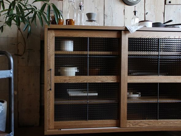 【アデペシュ/a.depeche / GOODS】のcadeal slide glass low Board 1200 / カデル スライドガラス ローボード 1200 インテリア・キッズ・メンズ・レディースファッション・服の通販 founy(ファニー) ガラス Glass, Glassware ホーム・キャンプ・アウトドア・お取り寄せ Home Living / Home & Lifestyle / Camping Gear / Outdoor Camping キッチン・ダイニング Kitchen & Dining Essentials. Stylish & Functional Tableware キッチン収納 Kitchen Storage キッチン収納・食器棚・レンジ台 Kitchen Cabinet ホーム・キャンプ・アウトドア・お取り寄せ Home Living / Home & Lifestyle / Camping Gear / Outdoor Camping キッチン・ダイニング Kitchen & Dining Essentials. Stylish & Functional Tableware キッチン家電・キッチン用品 Kitchen Appliances & Tools マグカップ・カップ&ソーサー・陶器食器 Mugs / Cups and Saucers / Ceramic Drinkware ガラスにはモザイクテクスチャーガラスが使用され、中に収納するものを程よく隠してくれます。|ID: prp329100000004282 ipo3291000000036443315