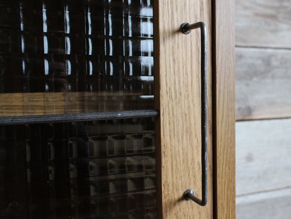 【アデペシュ/a.depeche / GOODS】のcadeal slide glass low Board 1200 / カデル スライドガラス ローボード 1200 インテリア・キッズ・メンズ・レディースファッション・服の通販 founy(ファニー) ガラス Glass, Glassware ホーム・キャンプ・アウトドア・お取り寄せ Home Living / Home & Lifestyle / Camping Gear / Outdoor Camping キッチン・ダイニング Kitchen & Dining Essentials. Stylish & Functional Tableware キッチン収納 Kitchen Storage キッチン収納・食器棚・レンジ台 Kitchen Cabinet ホーム・キャンプ・アウトドア・お取り寄せ Home Living / Home & Lifestyle / Camping Gear / Outdoor Camping キッチン・ダイニング Kitchen & Dining Essentials. Stylish & Functional Tableware キッチン家電・キッチン用品 Kitchen Appliances & Tools マグカップ・カップ&ソーサー・陶器食器 Mugs / Cups and Saucers / Ceramic Drinkware 取っ手はスチール無垢が使用され、ナチュラルな雰囲気を引き締めます。|ID: prp329100000004282 ipo3291000000036443320