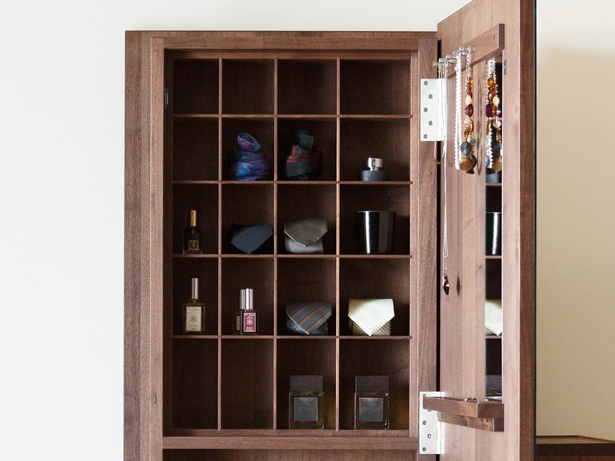 【ヒラシマ/HIRASHIMA / GOODS】のCARAMELLA Storage Mirror 070 / カラメッラ ストレージミラー 070 インテリア・キッズ・メンズ・レディースファッション・服の通販 founy(ファニー) 　アクセサリー　Accessories　コンパクト　Compact　スタンド　Stand　ネックレス　Necklace　ボックス　Box　ホーム・キャンプ・アウトドア・お取り寄せ　Home,Garden,Outdoor,Camping Gear　家具・インテリア　Furniture　収納家具・キャビネット　Storage Furniture　ホーム・キャンプ・アウトドア・お取り寄せ　Home,Garden,Outdoor,Camping Gear　家具・インテリア　Furniture　ミラー・ドレッサー　Mirror　ミラー・鏡　Mirror　ホーム・キャンプ・アウトドア・お取り寄せ　Home,Garden,Outdoor,Camping Gear　家具・インテリア　Furniture　ミラー・ドレッサー　Mirror　ドレッサー　Dresser　格子状の棚は、高さに変化を付けることで様々なアイテムを収納できます。|ID: prp329100000004310 ipo3291000000030218444