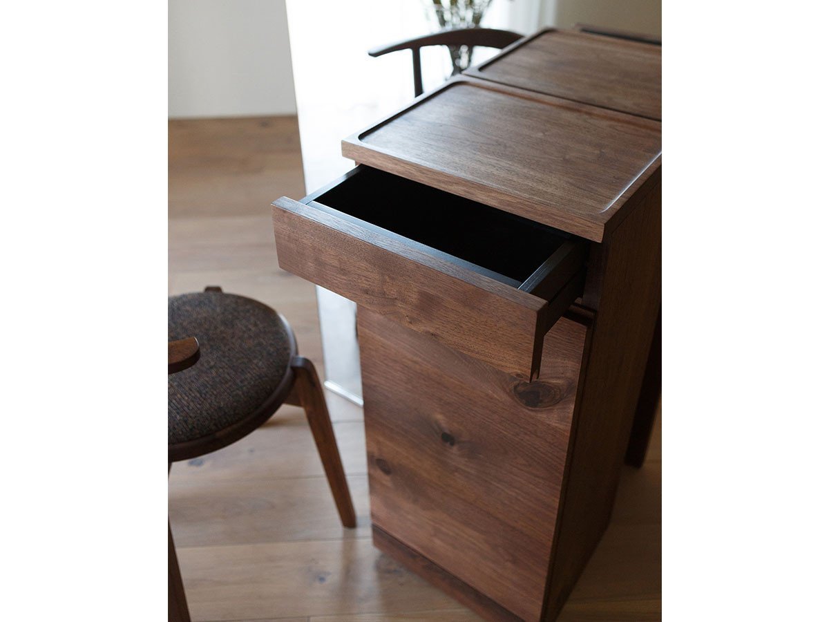 【ヒラシマ/HIRASHIMA / GOODS】のCARAMELLA Storage Mirror 070 / カラメッラ ストレージミラー 070 インテリア・キッズ・メンズ・レディースファッション・服の通販 founy(ファニー) 　アクセサリー　Accessories　コンパクト　Compact　スタンド　Stand　ネックレス　Necklace　ボックス　Box　ホーム・キャンプ・アウトドア・お取り寄せ　Home,Garden,Outdoor,Camping Gear　家具・インテリア　Furniture　収納家具・キャビネット　Storage Furniture　ホーム・キャンプ・アウトドア・お取り寄せ　Home,Garden,Outdoor,Camping Gear　家具・インテリア　Furniture　ミラー・ドレッサー　Mirror　ミラー・鏡　Mirror　ホーム・キャンプ・アウトドア・お取り寄せ　Home,Garden,Outdoor,Camping Gear　家具・インテリア　Furniture　ミラー・ドレッサー　Mirror　ドレッサー　Dresser　ミラー前にある引出し付き収納ボックスには、引出し1杯と可動棚付き収納スペースがあります。|ID: prp329100000004310 ipo3291000000030218462