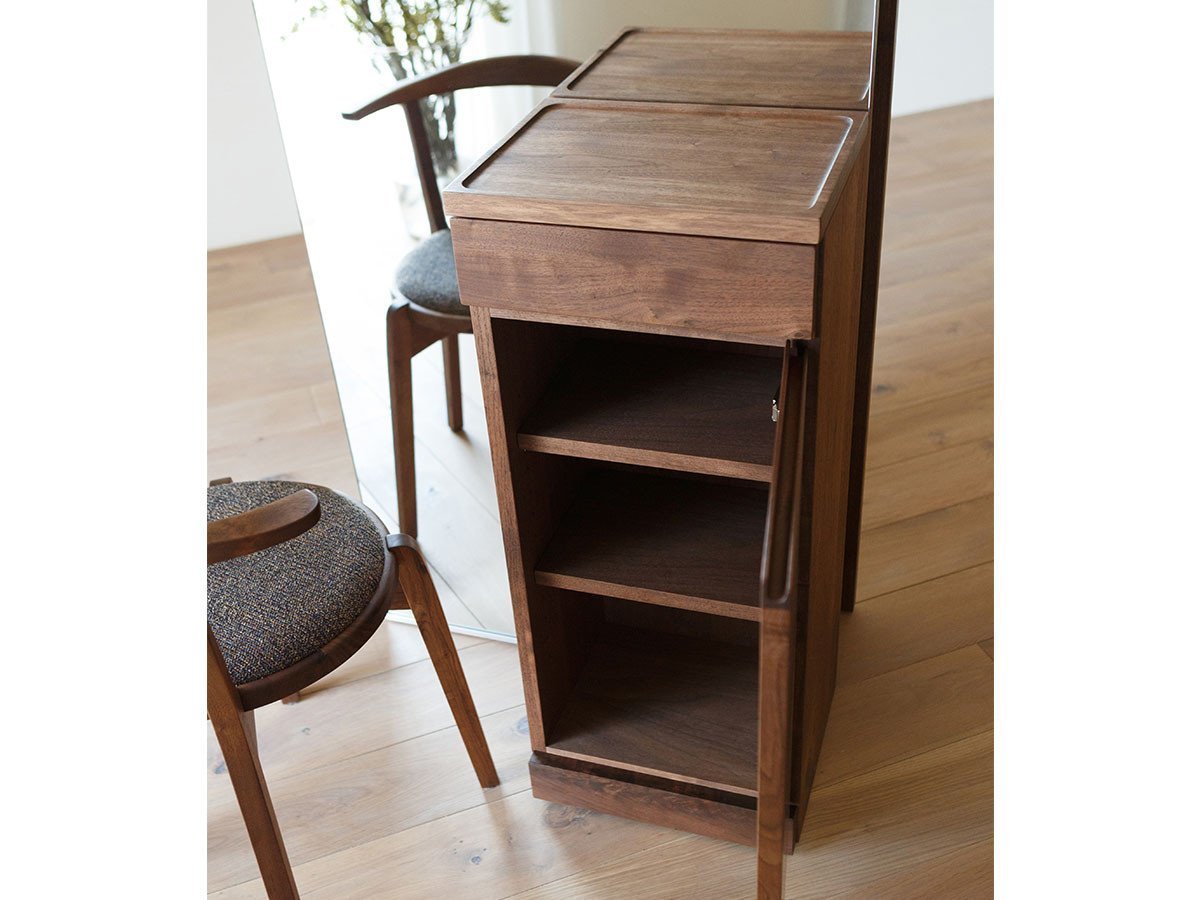 【ヒラシマ/HIRASHIMA / GOODS】のCARAMELLA Storage Mirror 070 / カラメッラ ストレージミラー 070 インテリア・キッズ・メンズ・レディースファッション・服の通販 founy(ファニー) 　アクセサリー　Accessories　コンパクト　Compact　スタンド　Stand　ネックレス　Necklace　ボックス　Box　ホーム・キャンプ・アウトドア・お取り寄せ　Home,Garden,Outdoor,Camping Gear　家具・インテリア　Furniture　収納家具・キャビネット　Storage Furniture　ホーム・キャンプ・アウトドア・お取り寄せ　Home,Garden,Outdoor,Camping Gear　家具・インテリア　Furniture　ミラー・ドレッサー　Mirror　ミラー・鏡　Mirror　ホーム・キャンプ・アウトドア・お取り寄せ　Home,Garden,Outdoor,Camping Gear　家具・インテリア　Furniture　ミラー・ドレッサー　Mirror　ドレッサー　Dresser　引出し下の収納スペースには棚板が2枚あり、すべて取り外し可能です。|ID: prp329100000004310 ipo3291000000030218471