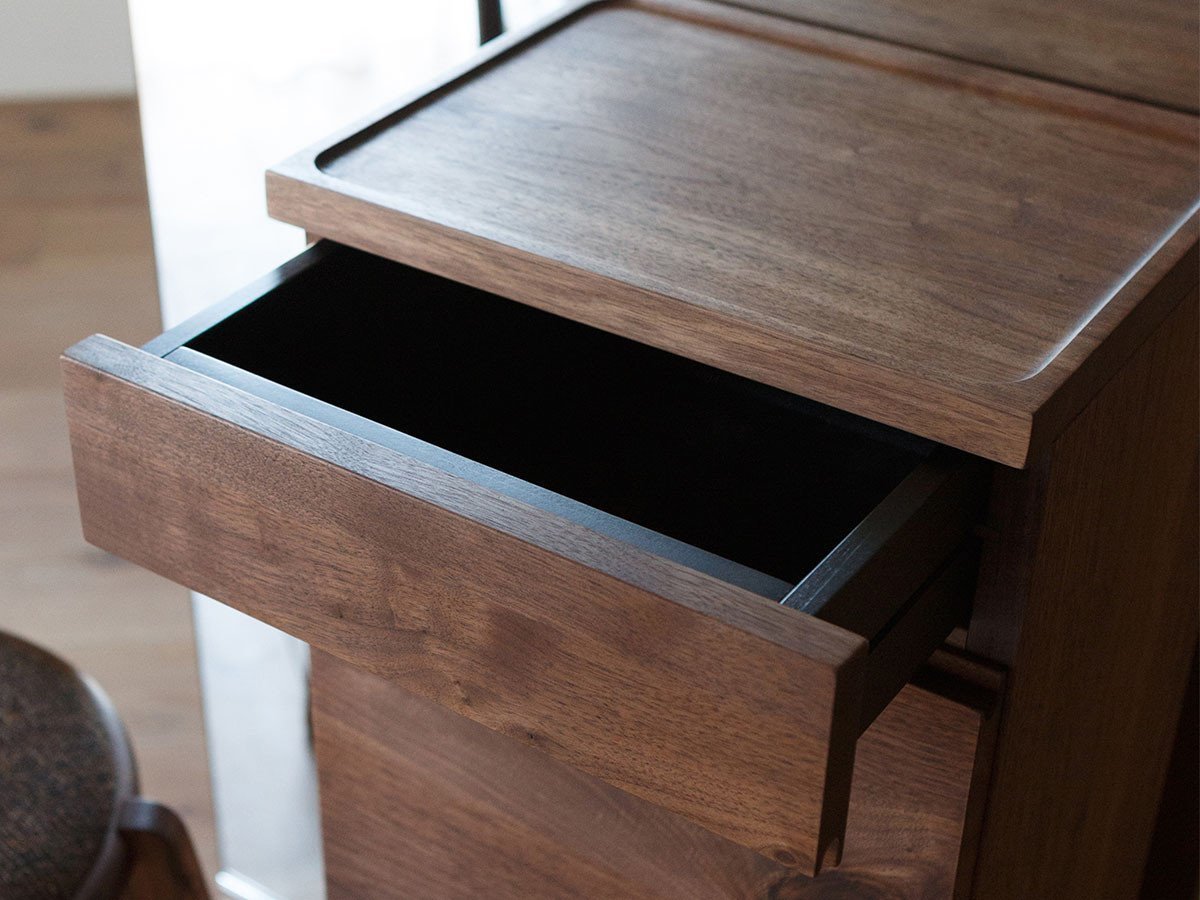 【ヒラシマ/HIRASHIMA / GOODS】のCARAMELLA Storage Mirror 070 / カラメッラ ストレージミラー 070 インテリア・キッズ・メンズ・レディースファッション・服の通販 founy(ファニー) 　アクセサリー　Accessories　コンパクト　Compact　スタンド　Stand　ネックレス　Necklace　ボックス　Box　ホーム・キャンプ・アウトドア・お取り寄せ　Home,Garden,Outdoor,Camping Gear　家具・インテリア　Furniture　収納家具・キャビネット　Storage Furniture　ホーム・キャンプ・アウトドア・お取り寄せ　Home,Garden,Outdoor,Camping Gear　家具・インテリア　Furniture　ミラー・ドレッサー　Mirror　ミラー・鏡　Mirror　ホーム・キャンプ・アウトドア・お取り寄せ　Home,Garden,Outdoor,Camping Gear　家具・インテリア　Furniture　ミラー・ドレッサー　Mirror　ドレッサー　Dresser　無垢材を丁寧に削り出して仕上げられた天板のふちは、デザインとして天板に表情を加えます。ふちに少し高さ|ID: prp329100000004310 ipo3291000000030218479