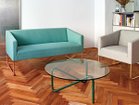 【コモック/COMMOC / GOODS】のPALA SOFA 1P / パラ ソファ 1人掛け 左:サイズ違いの「2人掛け(コッパー脚)」、右:本商品(ブラス脚)|ID: prp329100000004531 ipo3291000000037081470