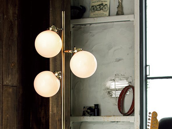 【フライミー ファクトリー/FLYMEe Factory / GOODS】のCUSTOM SERIES Classic Floor Lamp × Tango / カスタムシリーズ クラシックフロアランプ × タンゴ インテリア・キッズ・メンズ・レディースファッション・服の通販 founy(ファニー) 　送料無料　Free Shipping　ガラス　Glass, Glassware　クラシック　Classic, Timeless Style　シンプル　Simple, Minimal　定番　Standard, Basic Item　ホーム・キャンプ・アウトドア・お取り寄せ　Home Living / Home & Lifestyle / Camping Gear / Outdoor Camping　家具・インテリア　Home Furniture & Interior. Stylish & Functional Living Spaces　ライト・照明　Lamps & Lighting Fixtures　フロアランプ・スタンドライト　Floor Lamp / Standing Lamp　器具本体:ゴールド、シェード:ホワイト|ID: prp329100000004616 ipo3291000000033395375