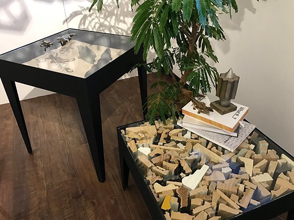【フライミー ノワール/FLYMEe Noir / GOODS】のMURO / ムロ コレクションテーブル 高さ70cm インテリア・キッズ・メンズ・レディースファッション・服の通販 founy(ファニー) 　送料無料　Free Shipping　コレクション　Collection, Seasonal Line　シンプル　Simple, Minimal　テーブル　Table, Dining Table　ワーク　Workwear, Utility Style　ホーム・キャンプ・アウトドア・お取り寄せ　Home Living / Home & Lifestyle / Camping Gear / Outdoor Camping　家具・インテリア　Home Furniture & Interior. Stylish & Functional Living Spaces　テーブル　Dining, Coffee & Side Tables　カフェテーブル・丸型テーブル　Cafe & Bistro Tables　天板の内側にディスプレイスペースが設けられています。|ID: prp329100000004629 ipo3291000000034047639