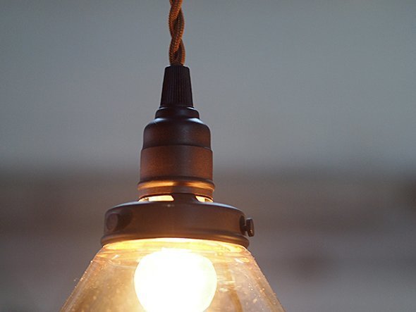 【フライミー ファクトリー/FLYMEe Factory / GOODS】のCUSTOM SERIES Brass Pendant Light × Stained Glass Checker / カスタムシリーズ 真鍮ペンダントライト(口金E17) × ステンドグラス(チェッカー) インテリア・キッズ・メンズ・レディースファッション・服の通販 founy(ファニー) 　送料無料　Free Shipping　イエロー　Yellow　オレンジ　Orange　ツイスト　Twist　ハンド　Hand　ホーム・キャンプ・アウトドア・お取り寄せ　Home,Garden,Outdoor,Camping Gear　家具・インテリア　Furniture　ライト・照明　Lighting & Light Fixtures　ペンダントライト　Pendant Light　本体上部に設けられたスリットからほのかに光が漏れます。|ID: prp329100000004690 ipo3291000000031686616
