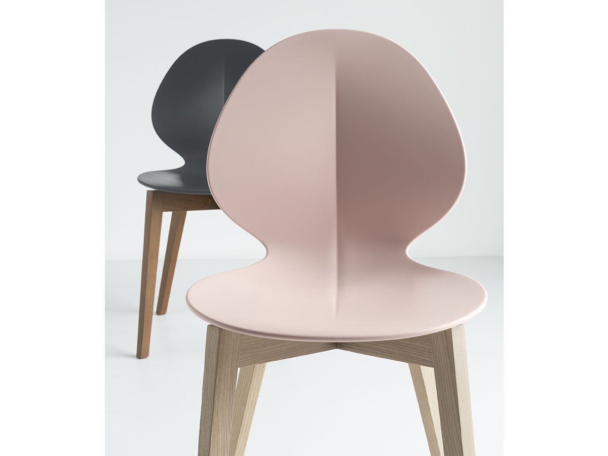 【カリガリス/Calligaris / GOODS】のBASIL / バジル 樹脂シート CS/1348 インテリア・キッズ・メンズ・レディースファッション・服の通販 founy(ファウニー) 　送料無料　Free Shipping　メタル　Metal, Metal Parts　モチーフ　Motif, Design Theme　ホーム・キャンプ・アウトドア・お取り寄せ　Home Living / Home & Lifestyle / Camping Gear / Outdoor Camping　家具・インテリア　Home Furniture & Interior. Stylish & Functional Living Spaces　チェア・椅子　Seating & Chairs　ダイニングチェア・木製チェア　Dining Chairs　[手前]シートP2L マットペールピンク、脚部P27 ナチュラル[奥]シートP16|ID: prp329100000005020 ipo3291000000037241942