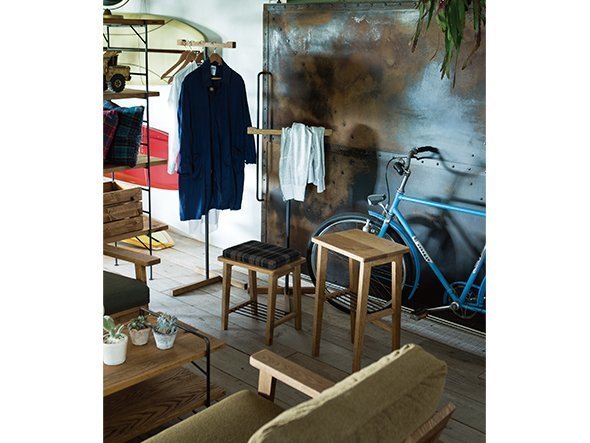 【スウィッチ/SWITCH / GOODS】のPut Low Stool With Cushion / プット ロースツール(クッション付) インテリア・キッズ・メンズ・レディースファッション・服の通販 founy(ファニー) 送料無料 Free Shipping クッション Cushion, Throw Pillow シンプル Simple, Minimal ホーム・キャンプ・アウトドア・お取り寄せ Home Living / Home & Lifestyle / Camping Gear / Outdoor Camping 家具・インテリア Home Furniture & Interior. Stylish & Functional Living Spaces チェア・椅子 Seating & Chairs スツール・バースツール Stools & Bar Stools 左:本商品、右:同シリーズの「ハイチェア(板座タイプ)」|ID: prp329100000005024 ipo3291000000034649611