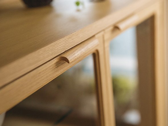 【冨士ファニチア/FUJI FURNITURE / GOODS】のScandinavia modern Curio Board / スカンジナビア モダン キュリオボード インテリア・キッズ・メンズ・レディースファッション・服の通販 founy(ファニー) ガラス Glass, Glassware コンパクト Compact, Small Size フォルム Silhouette, Form モダン Modern, Contemporary ホーム・キャンプ・アウトドア・お取り寄せ Home Living / Home & Lifestyle / Camping Gear / Outdoor Camping 家具・インテリア Home Furniture & Interior. Stylish & Functional Living Spaces 収納家具・キャビネット Storage Furniture 手がかりは扉と一体感が出るよう木で製作されています。|ID: prp329100000005399 ipo3291000000036620558